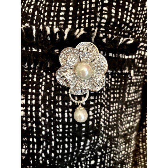 Small Bling Camelia Brooch with Pearl - Picture 8 of 8